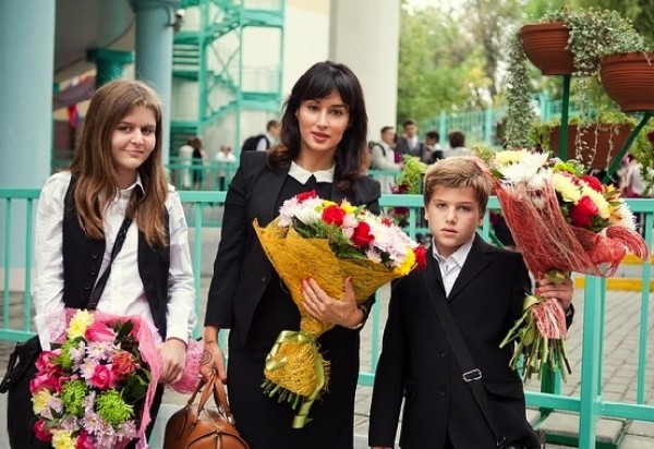 1 сентября: Архивные фото звезд с детьми на школьной линейке