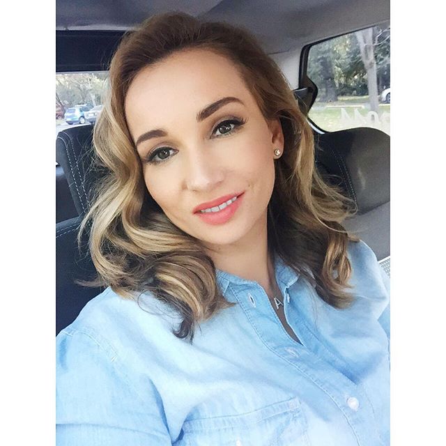 Анфиса Чехова показала подтянутую фигуру в купальнике