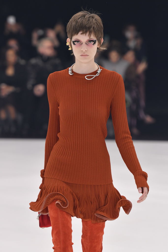 Модный дом Givenchy раскритиковали за дефиле моделей с колье-удавкой фото 1
