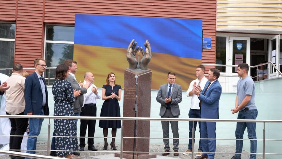 В Киеве установили памятник врачам, которые умерли от коронавируса фото 1