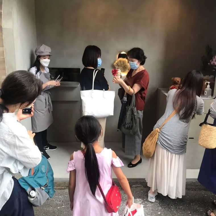 Рай для социопатов: в Японии открылось кафе без официантов, где заказы выдают через дыру в стене фото 1