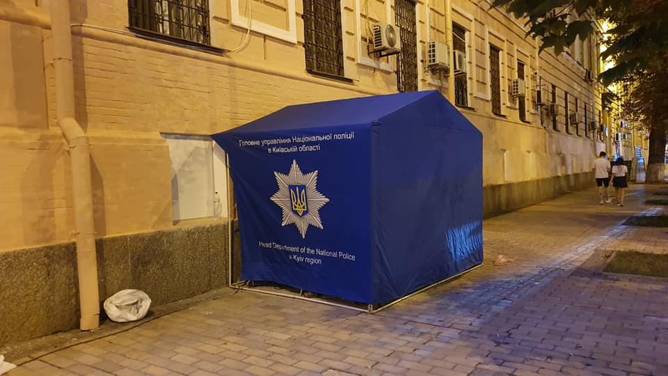 В Киеве поспешно спрятали памятник правоохранителям, когда в сети заметили сходство с главой полиции фото 1