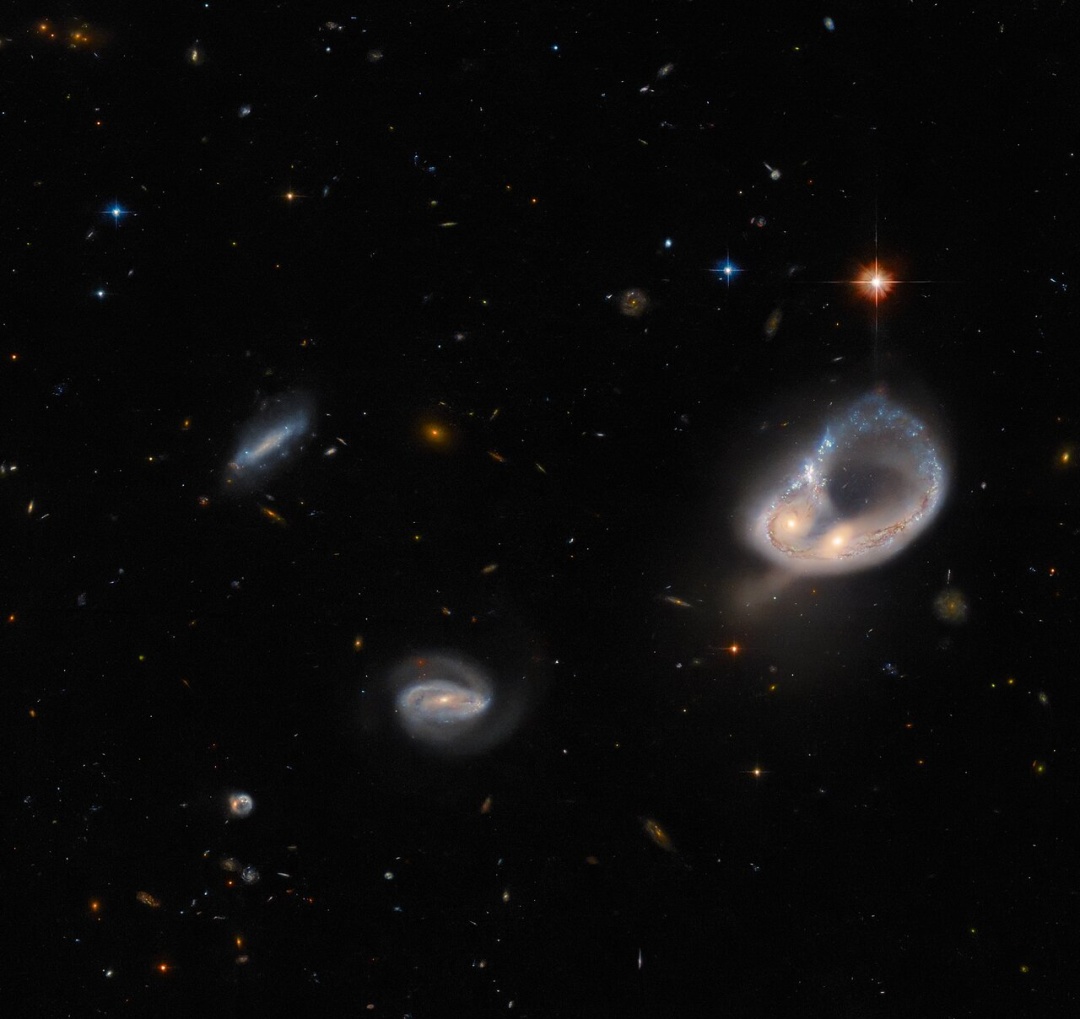 На новом изображении телескопа Габбл эта галактика заметна во всех подробностях ESA