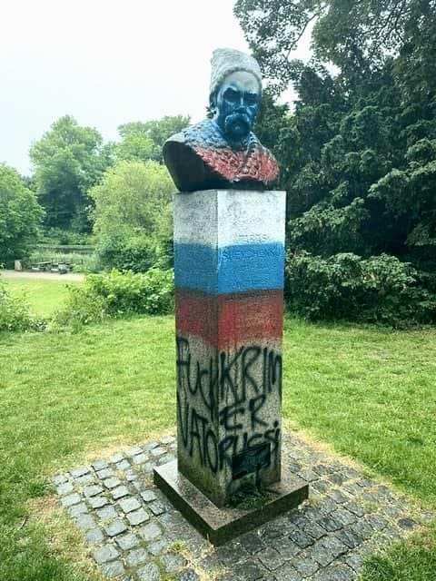 Оскверненный памятник Тарасу Шевченко в Дании/Посольство Украины в Королевстве Дания