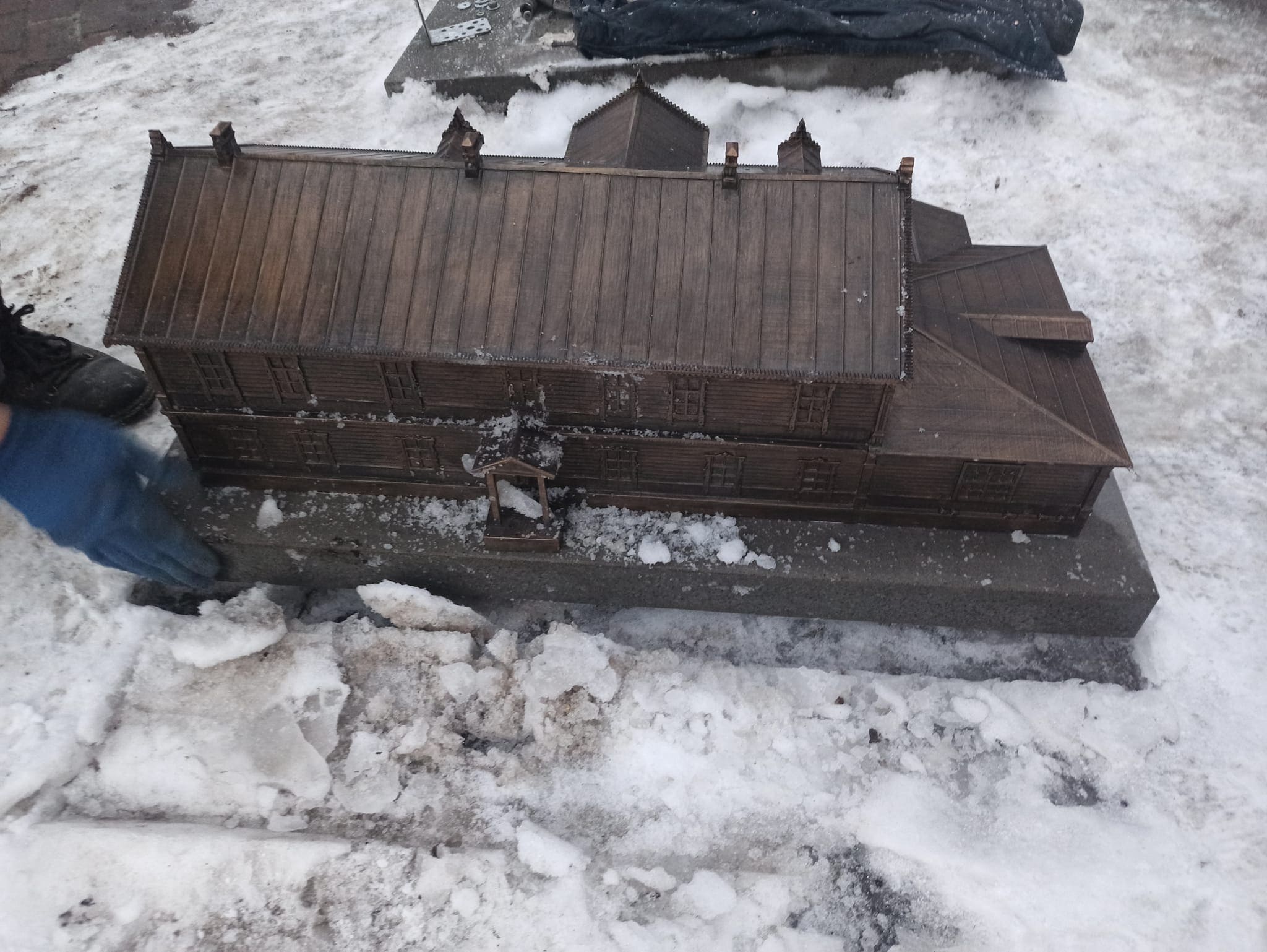 В киевском парке уничтожили мини-скульптуру "Дома Кристера"