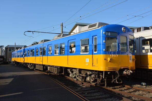 У Японії працює синьо-жовтий потяг на підтримку "Укрзалізниці"