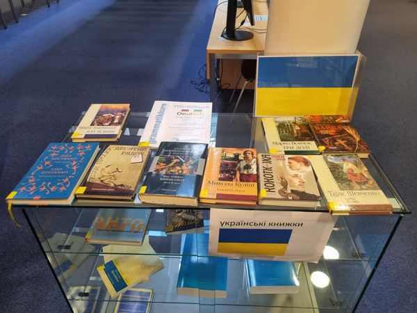 Австрійські бібліотеки з полицями українських книг