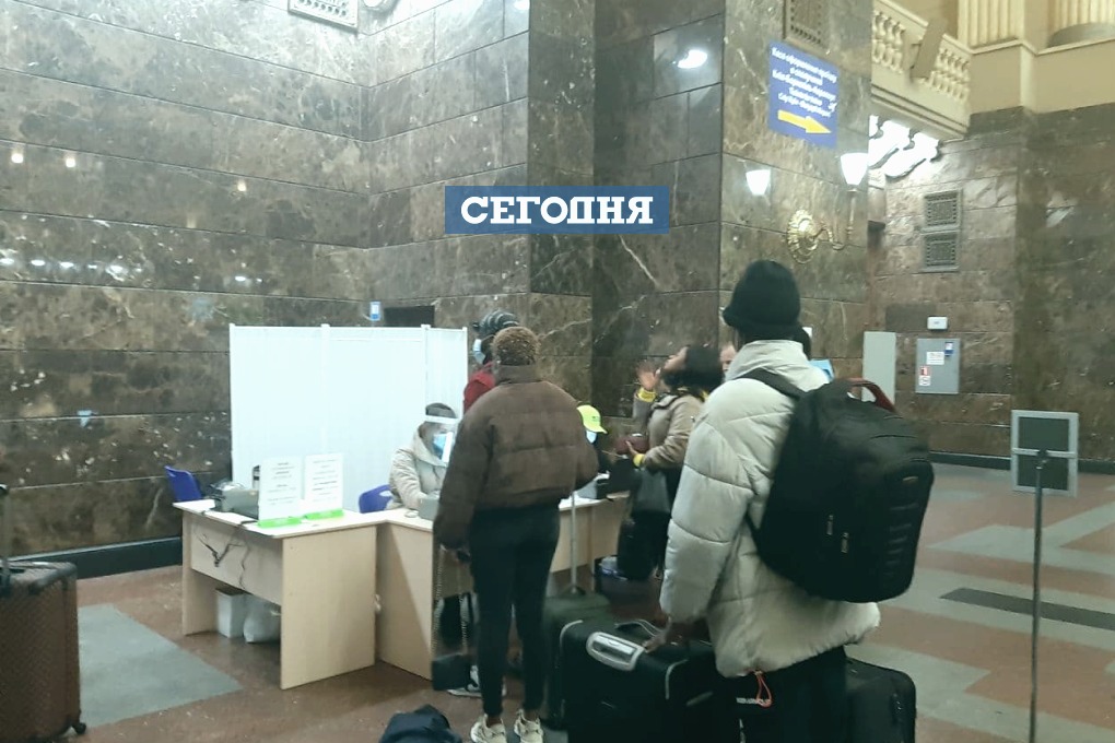 Очередь на экспресс-тестирование на вокзале в Киеве 21 октября/Игорь Серов, 