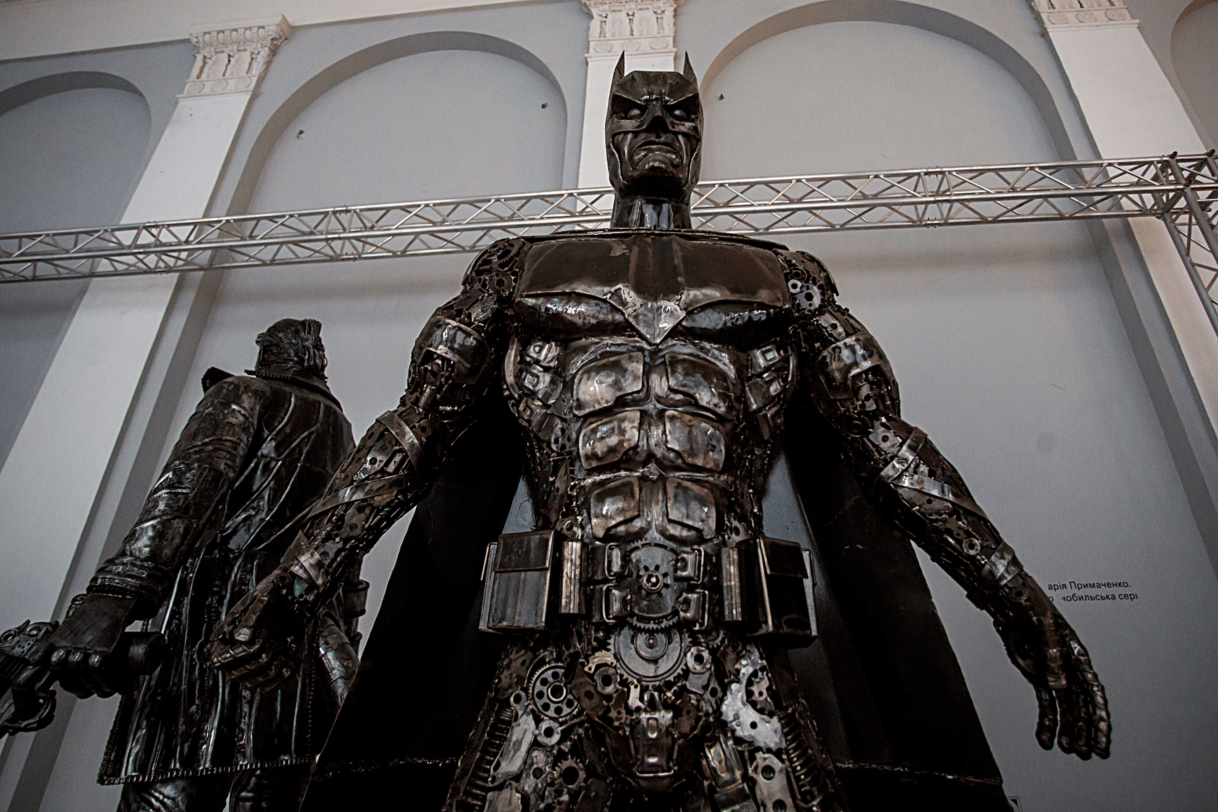 Бэтмен в Галерее стальных скульптур на ВДНГ