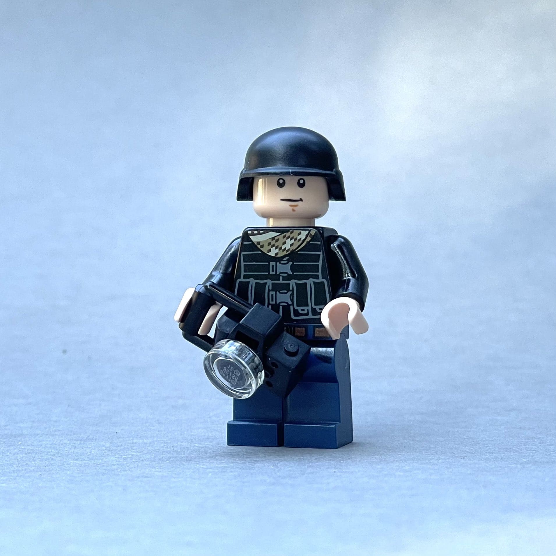 Міні-фігурка LEGO журналіста на передовій