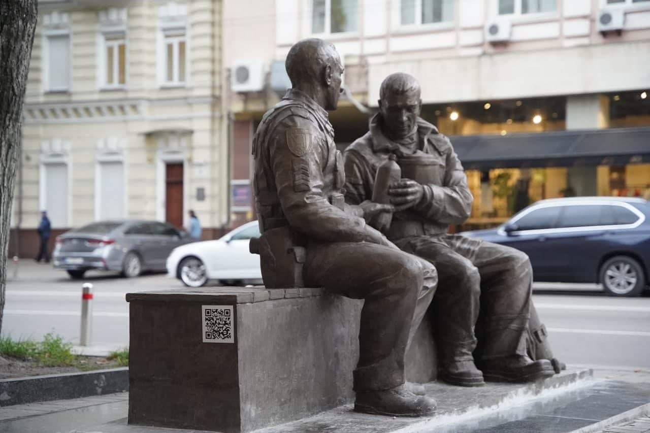 Скульптура помощи полицейского и спасателя/Главное управление ГСЧС в Киеве