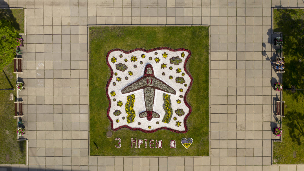 Цветочная композиция самолета "Мрія" в Киеве