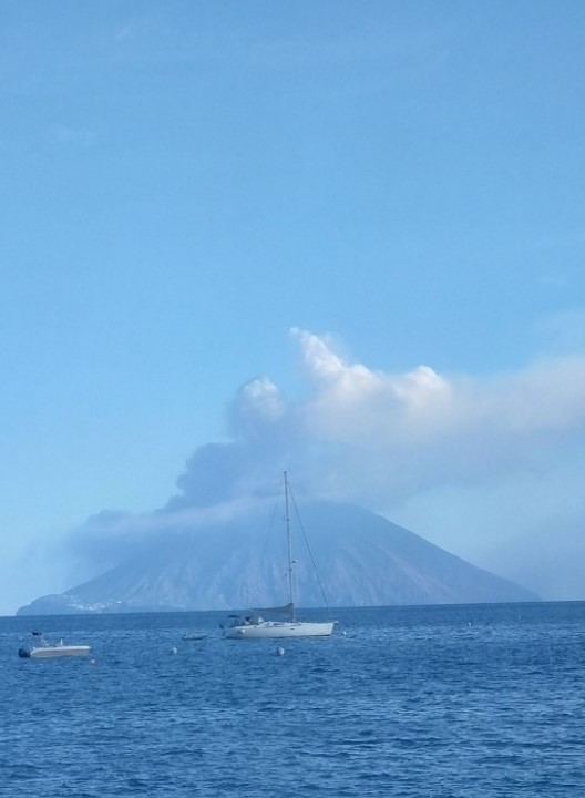 На італійському острові Стромболі прокинувся вулкан