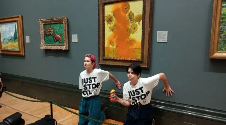 В Лондоне экоактивистки облили картину Ван Гога томатным супом и 