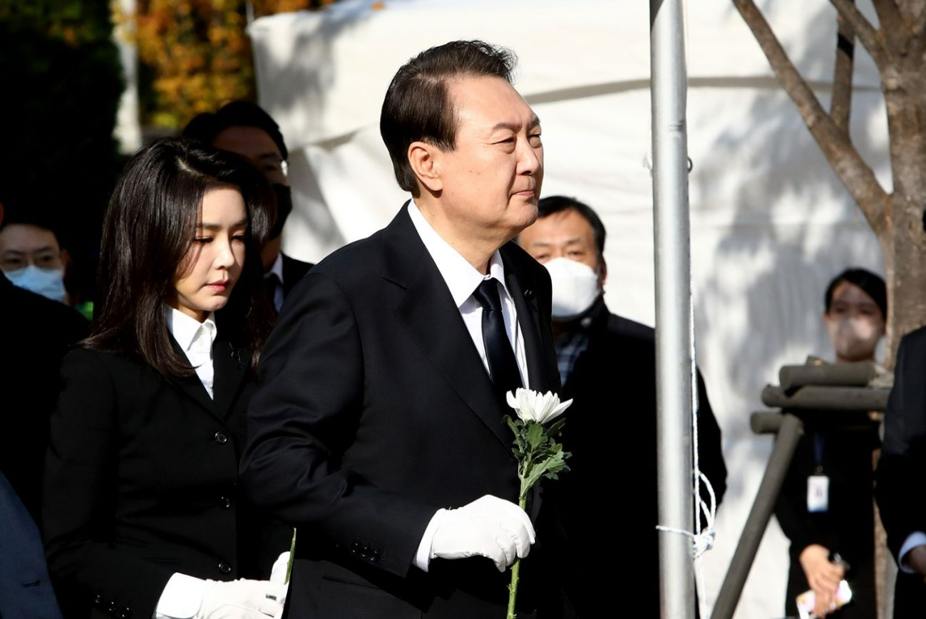 Президент Південної Кореї із дружиною прощаються із загиблими в Сеулі