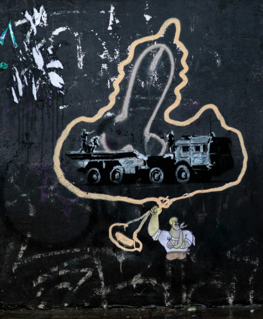 В Киеве дорисовали мурал британского художника Бэнкси