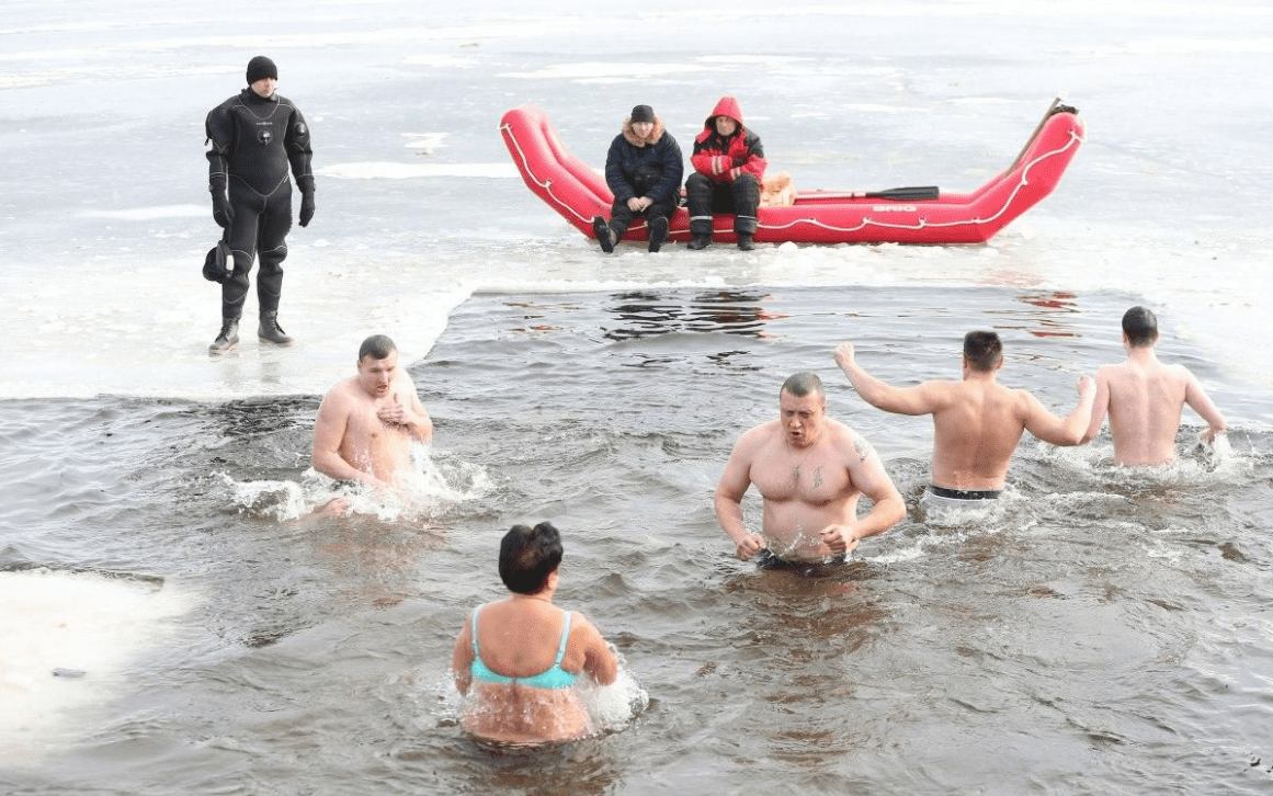 Как в Киеве купались на Крещение 2022