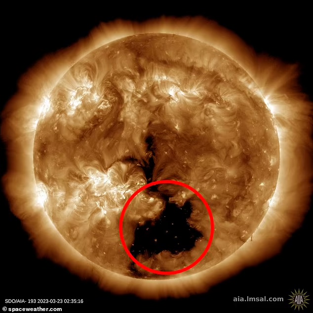 На Солнце обнаружили гигантскую черную дыру, поток плазмы из которой достигнет Земли 31 марта фото 1