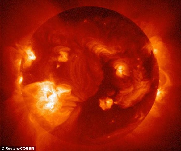 На Солнце обнаружили гигантскую черную дыру, поток плазмы из которой достигнет Земли 31 марта фото 2