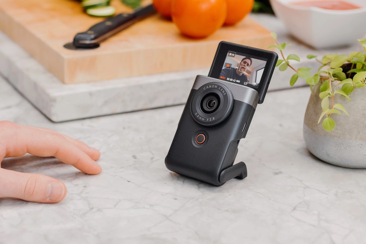 Canon выпустила компактную камеру PowerShot V10 специально для блогеров фото 2