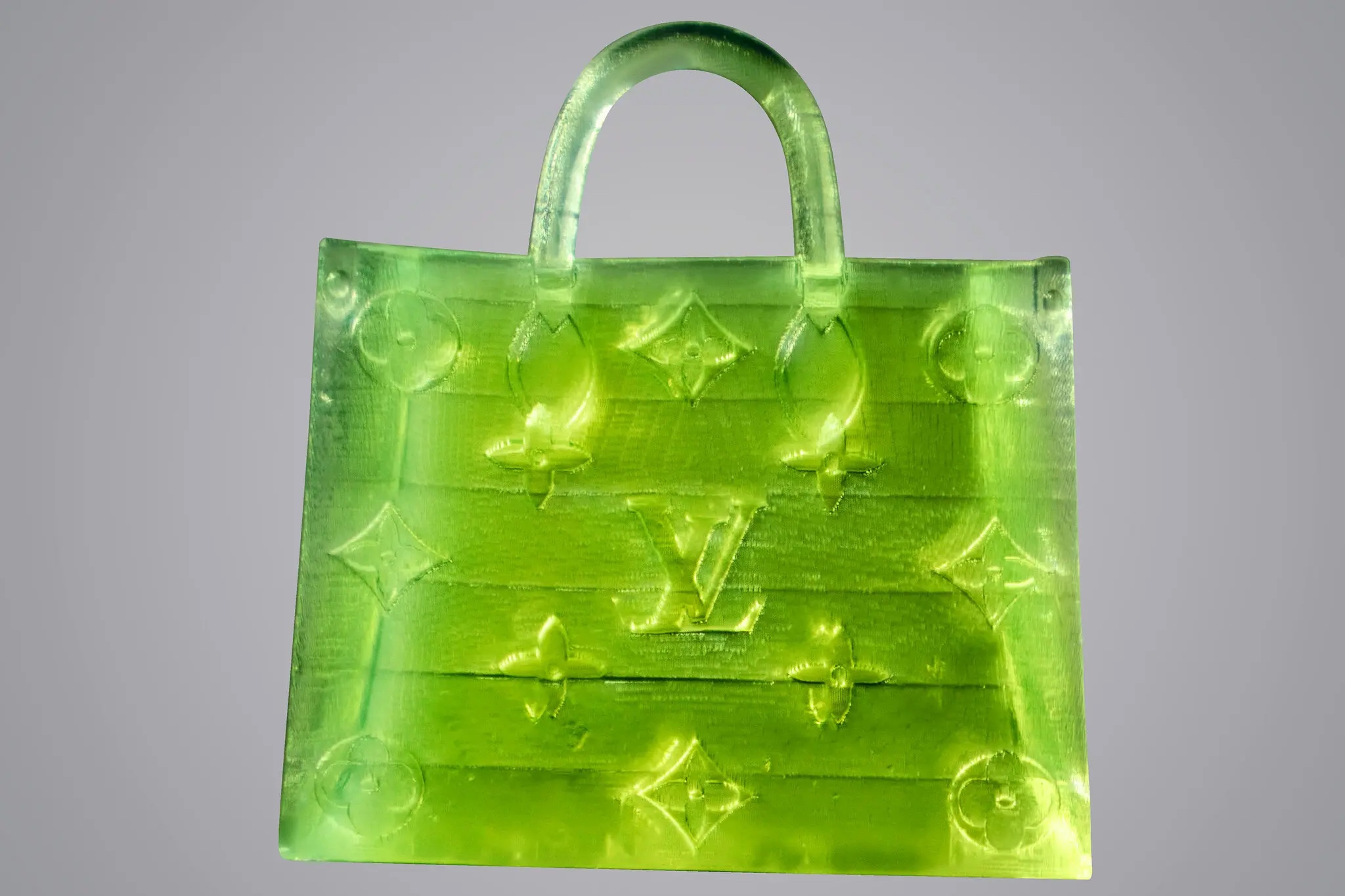 Меньше крупинки соли: сумку Louis Vuitton превратили в микроскопическую версию фото 3