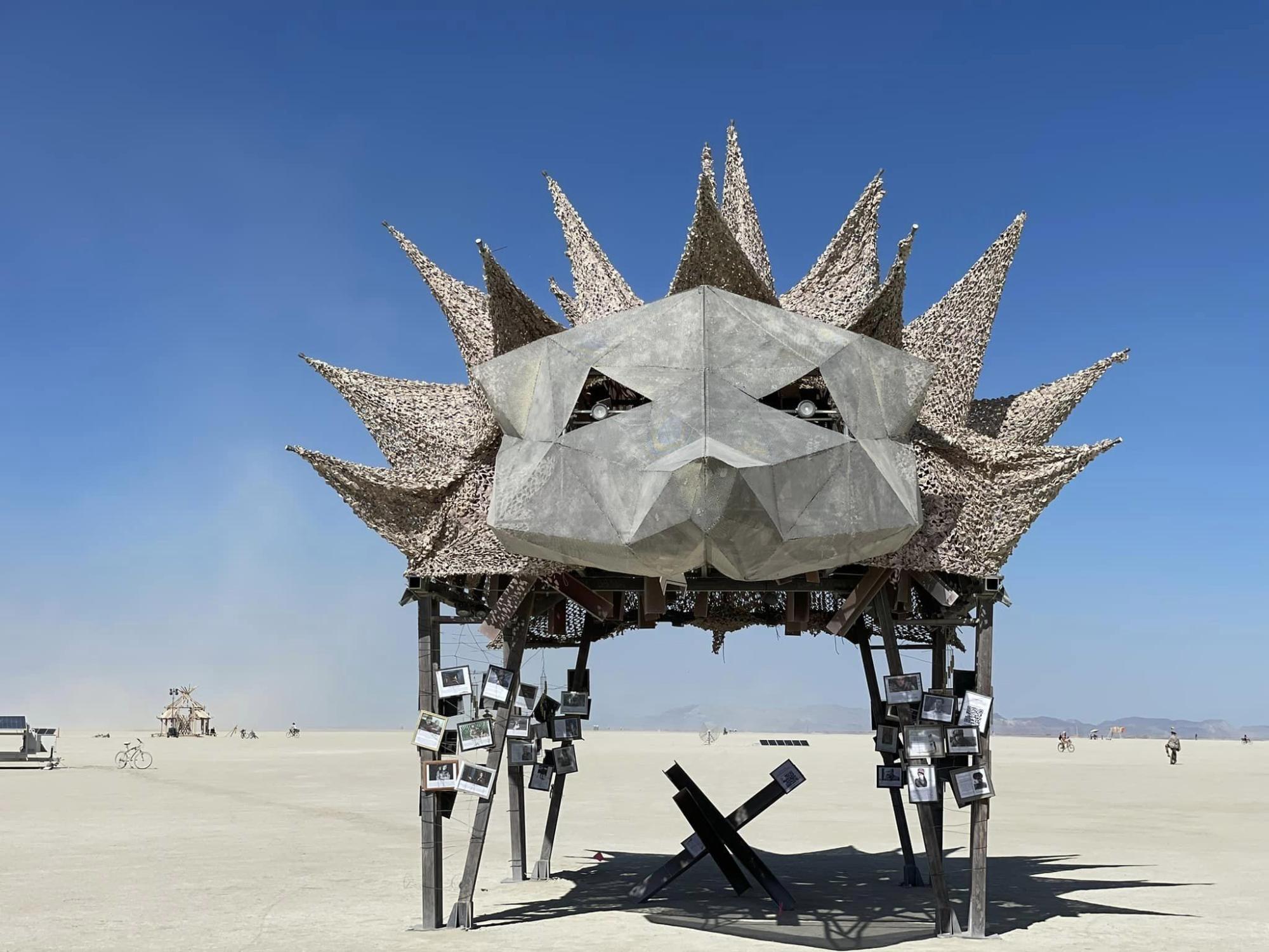 Українці створили скульптуру із протитанкових їжаків на фестивалі Burning man у США (фото) фото 1