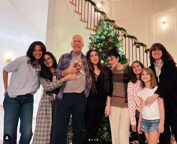 Брюс Уиллис с семьей. Фото из Instagram Деми Мур