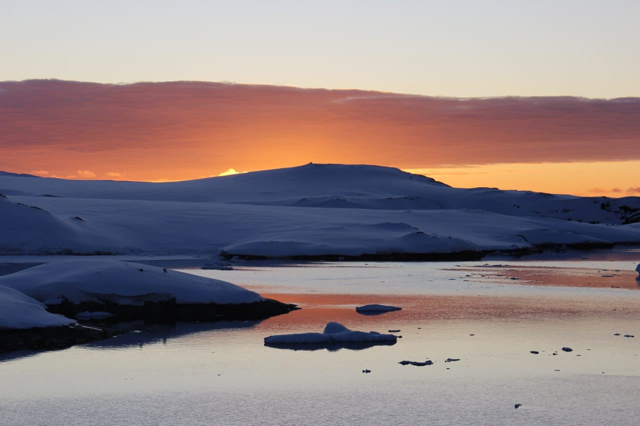 Украинские полярники показали фото «белых ночей» в Антарктиде: невероятные кадры фото 1