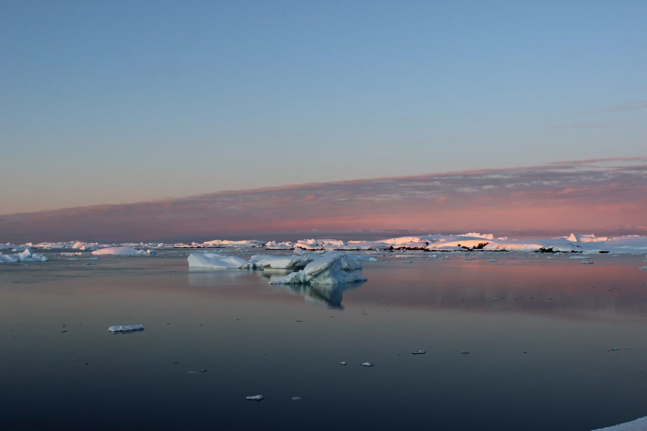 Украинские полярники показали фото «белых ночей» в Антарктиде: невероятные кадры фото 3