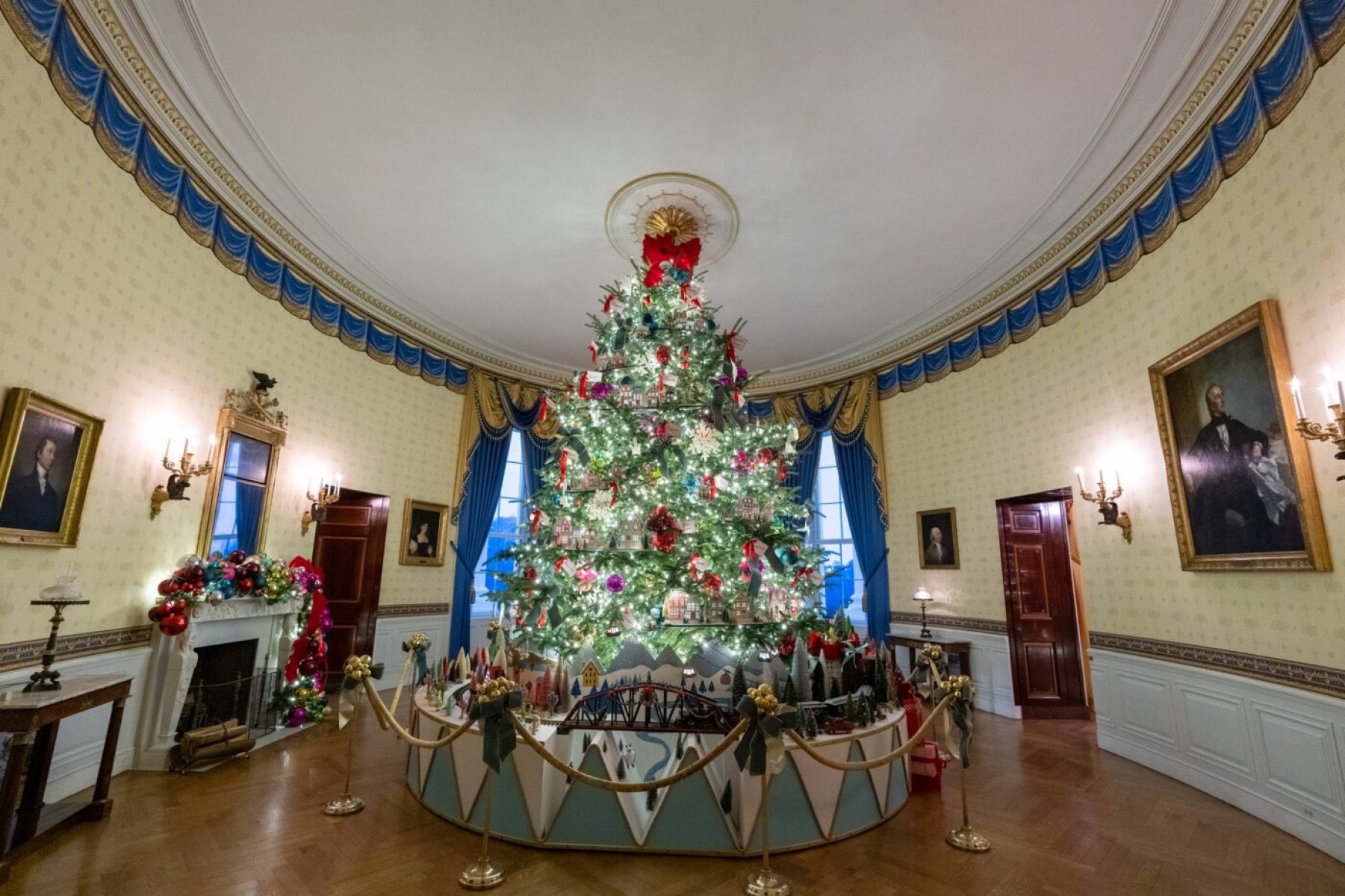 Первая леди США Джилл Байден показала, как украсили Белый дом к Рождеству (фото, видео) фото 2