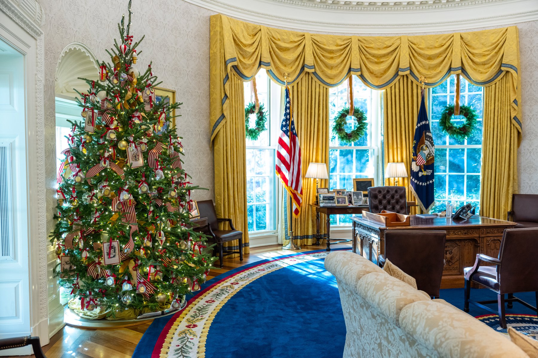 Перша леді США Джилл Байден показала, як прикрасили Білий дім до Різдва (фото, відео) фото 1