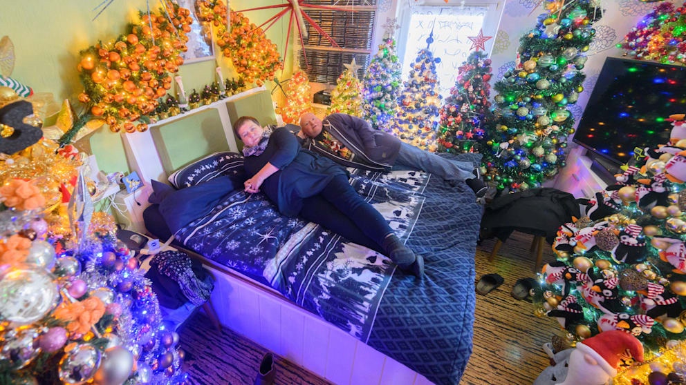 Мужчина поставил в своем доме 555 новогодних елок и побил мировой рекорд (фото) фото 3